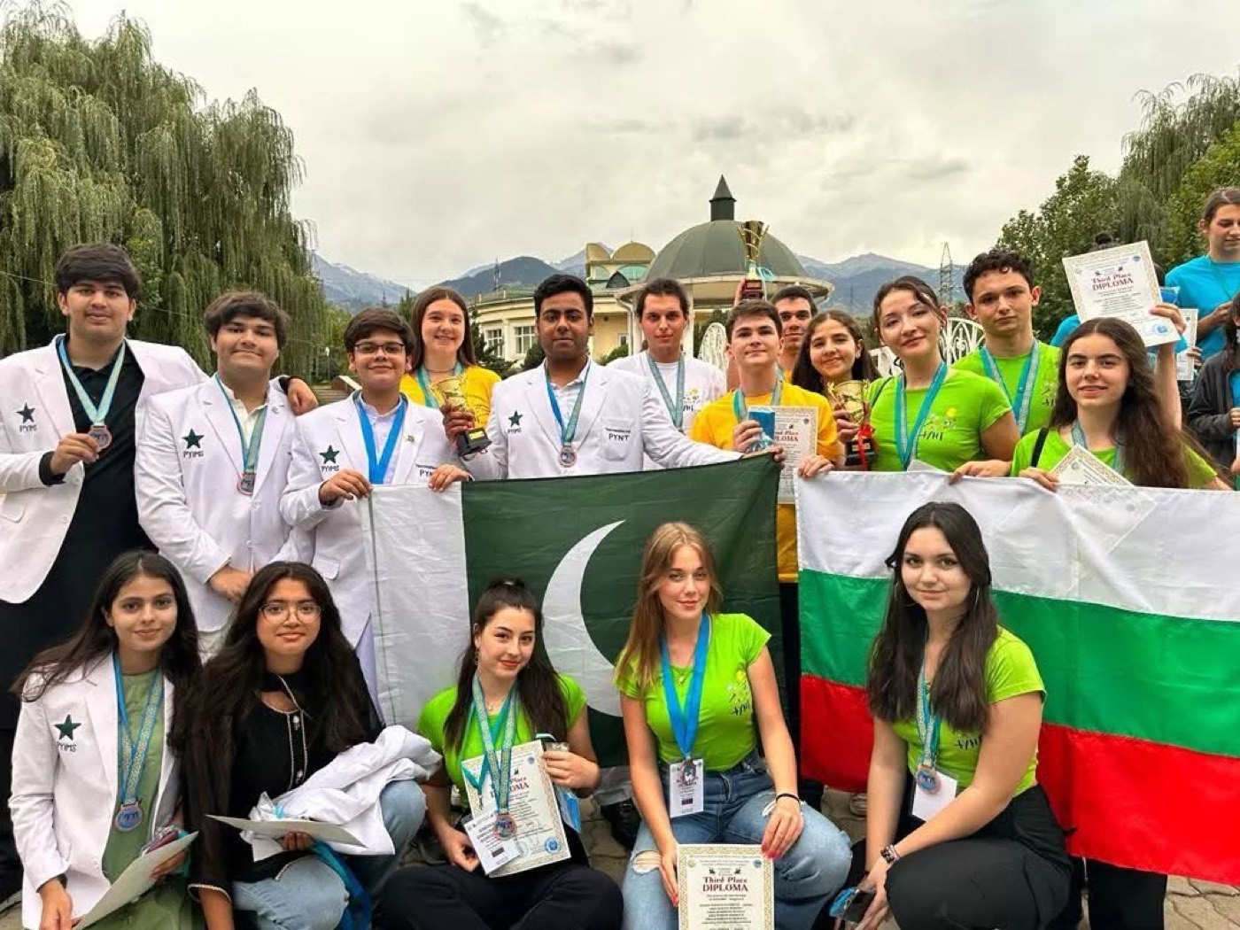 Team Pakistan with international teams at IYPT