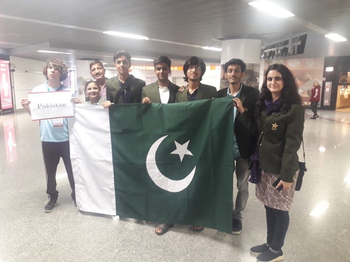 Team Pakistan with the flag at the airport, departing for the IYPT