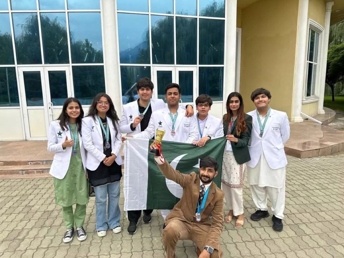 Team Pakistan with the flag